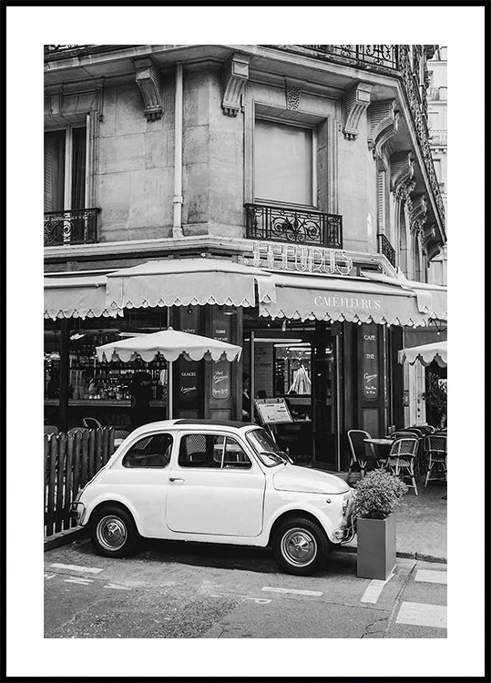 Pařížská kavárna a plakát Fiat 500