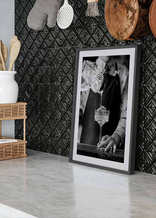 Bartender Pouring Cocktail Plakat - Posterbox.dk