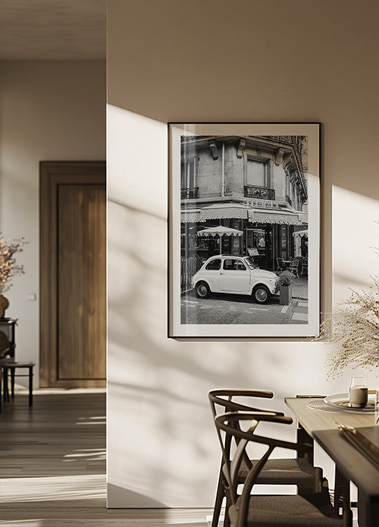 Pařížská kavárna a plakát Fiat 500