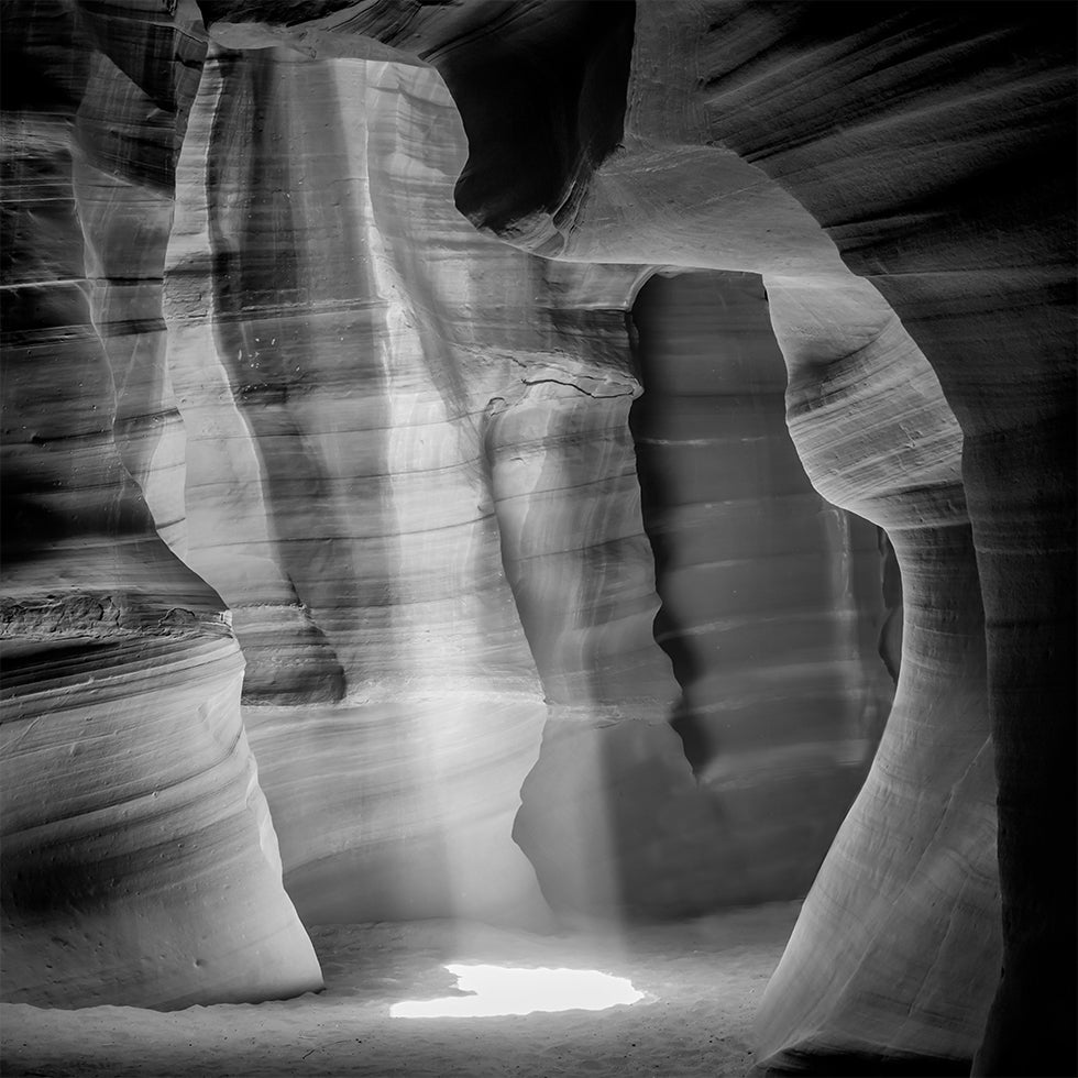 MONOCHROME ANTELOPE CANYON Nádherný plakát se světelným paprskem