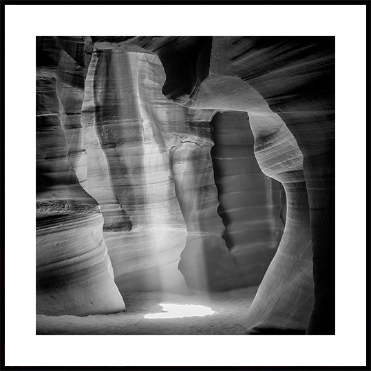 MONOCHROME ANTELOPE CANYON Nádherný plakát se světelným paprskem
