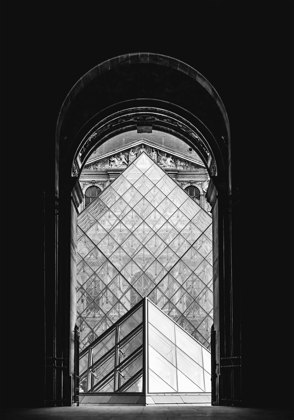 Černobílý plakát Musée du Louvre Pyramid