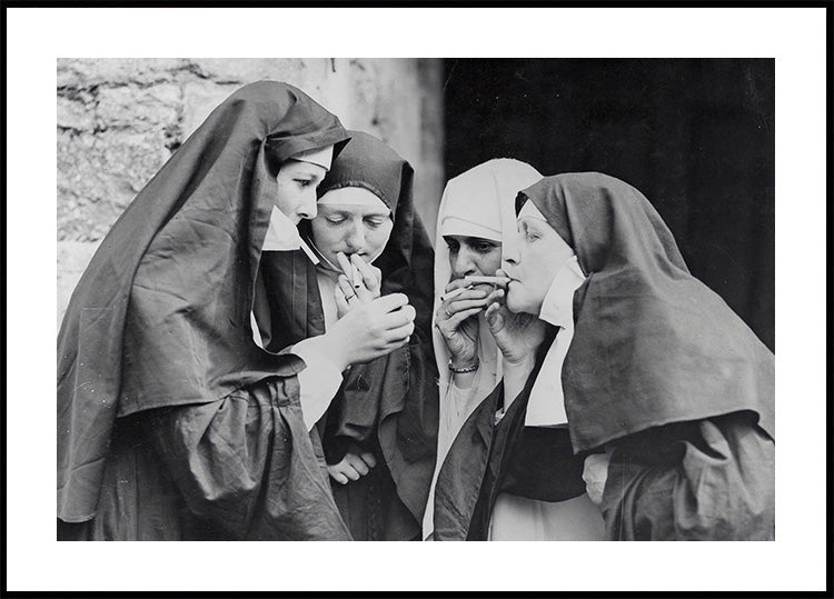 Rebellious Nuns, Black and White Smoking Nuns Plakat - Posterbox.dk