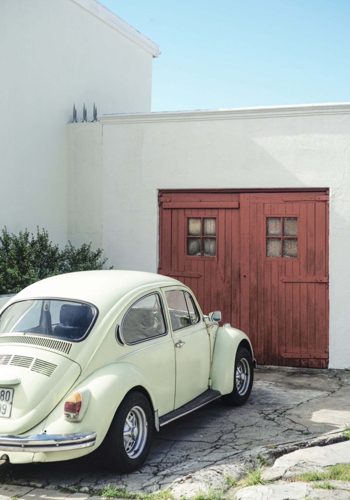Vintage Beetle červené dveře