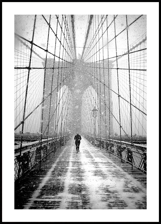 New York Walker in Blizzard - Brooklyn Bridge Plakat - Posterbox