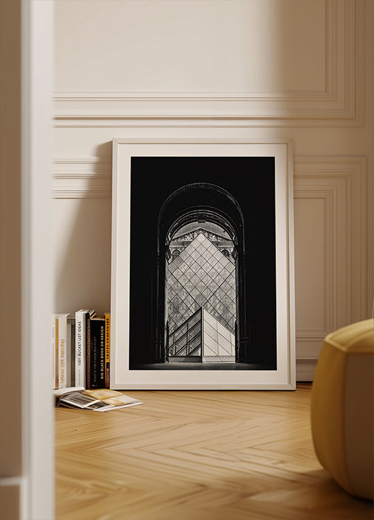 Černobílý plakát Musée du Louvre Pyramid