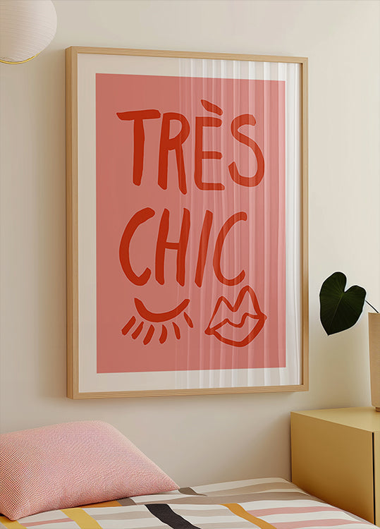 Très Chic růžový plakát