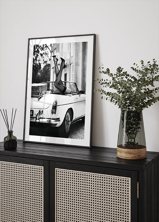 High Heels in Classic Car Plakat - Posterbox.dk