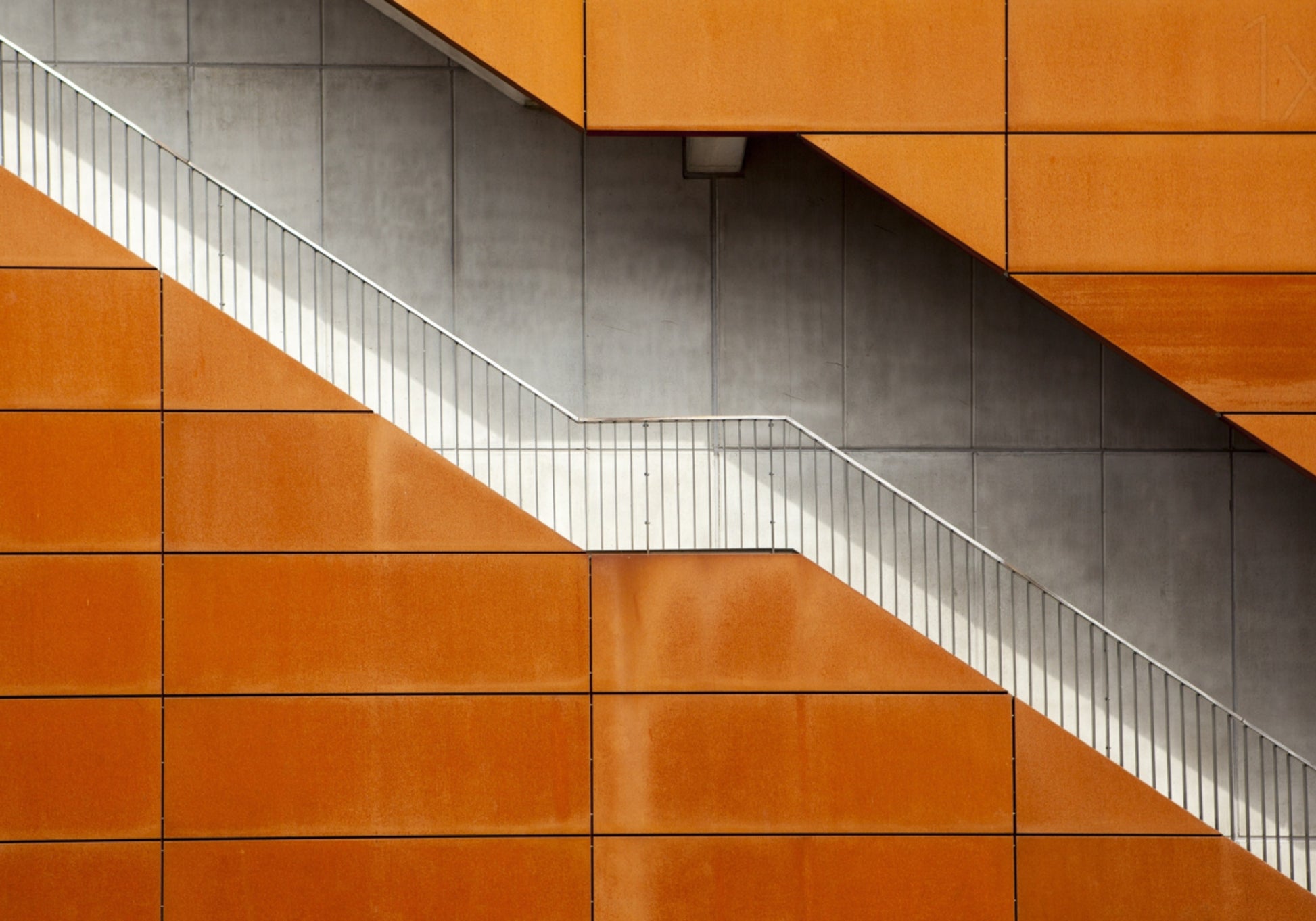 Oranžové diagonální schodiště