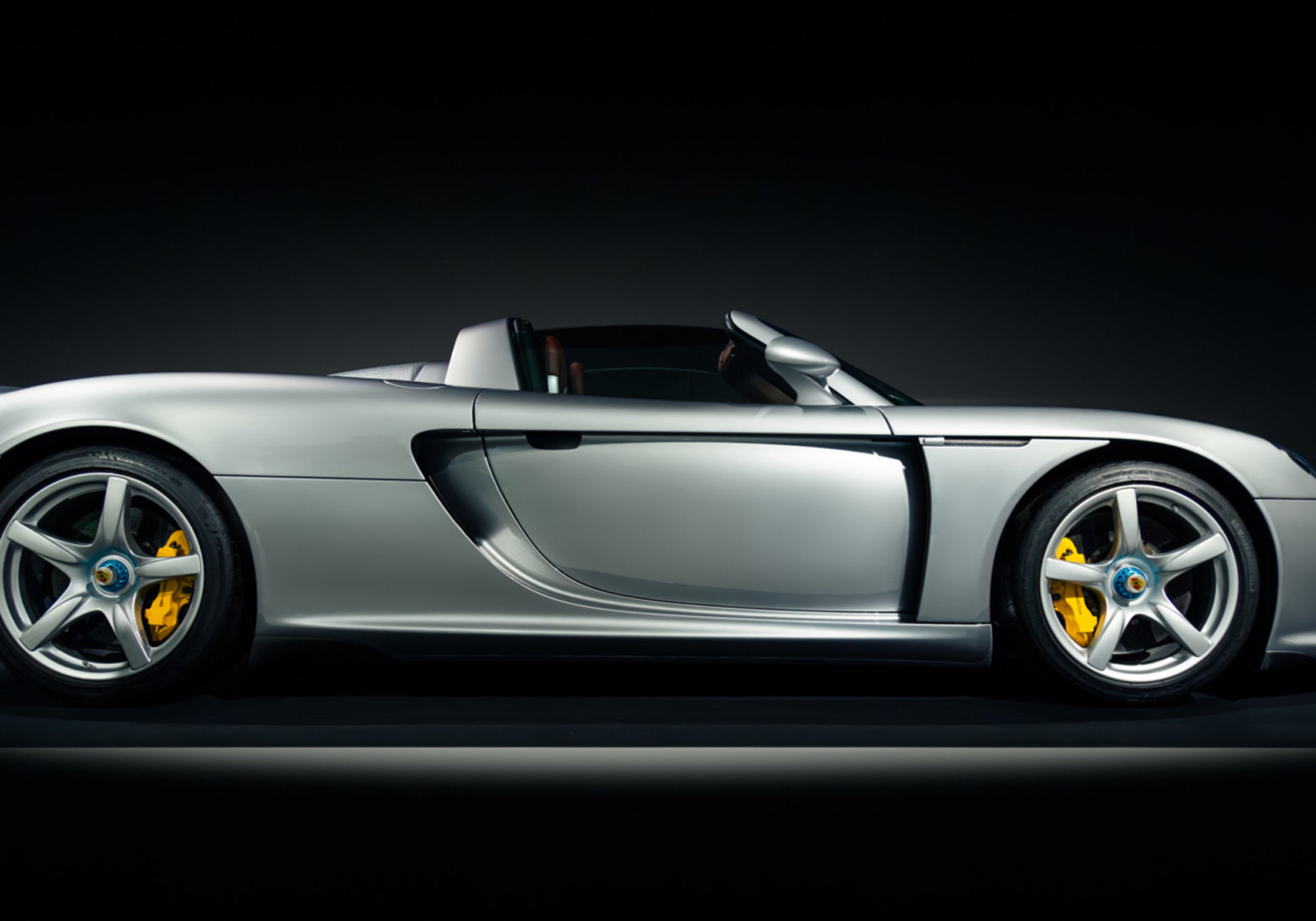Elegantní stříbrný supercar