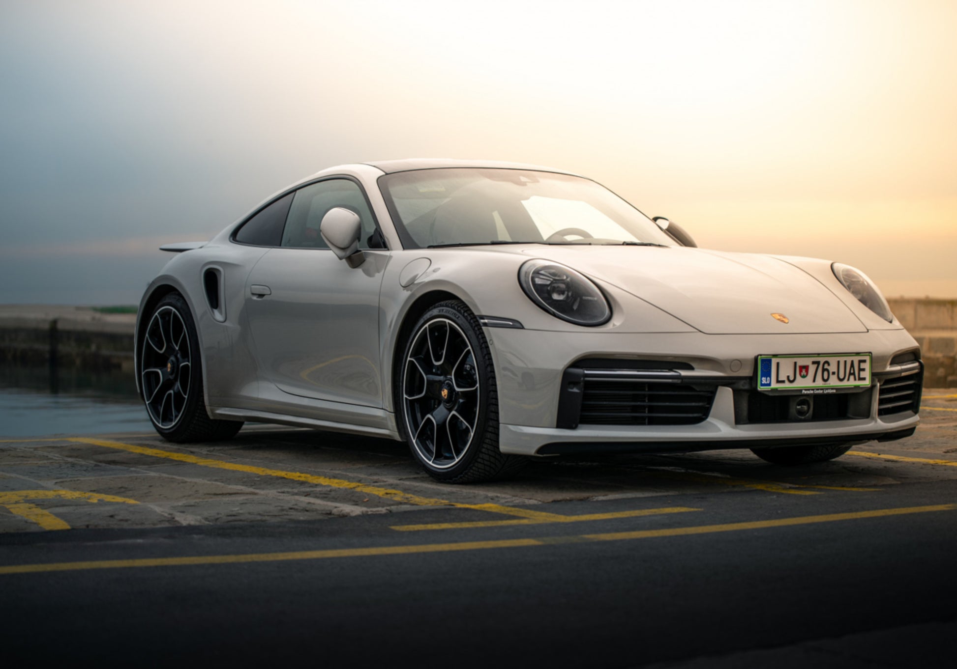 Západ slunce moderní sportovní auto