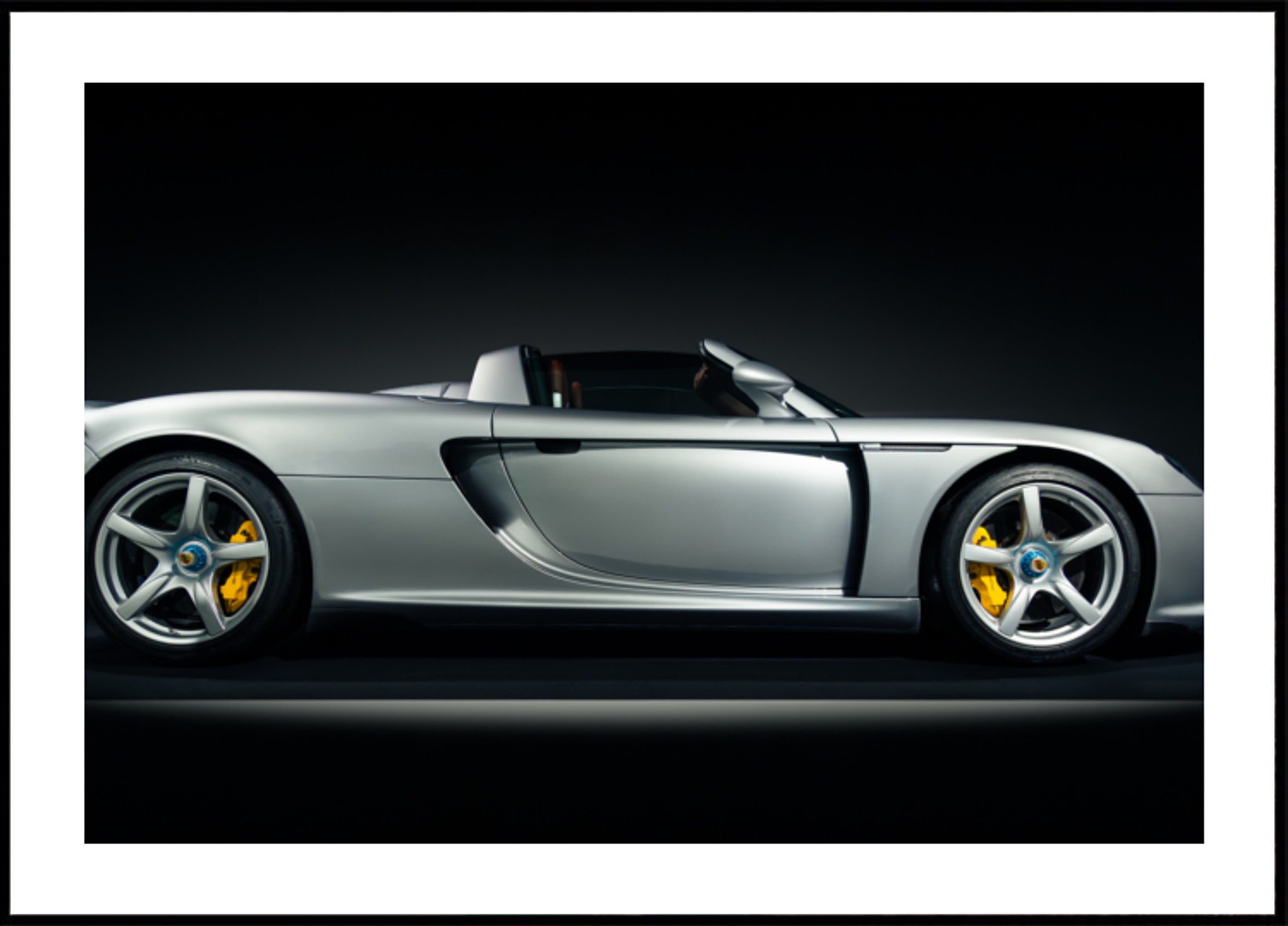 Elegantní stříbrný supercar