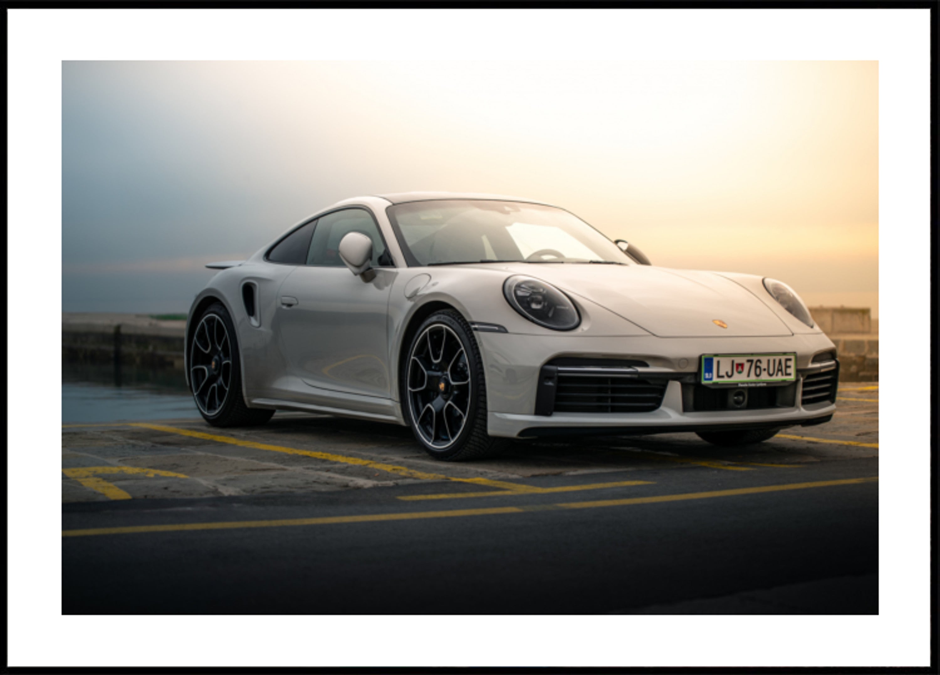 Západ slunce moderní sportovní auto