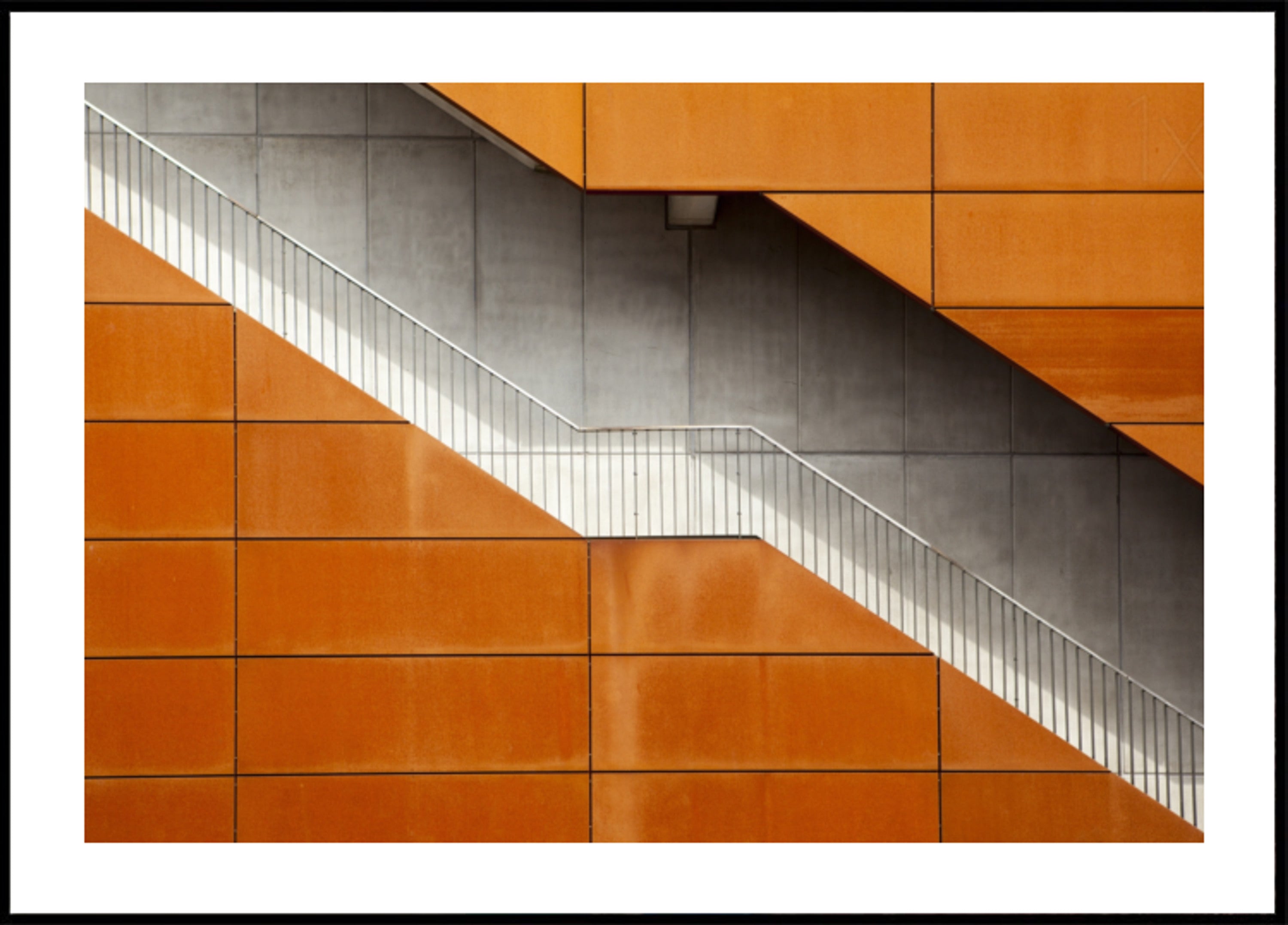 Oranžové diagonální schodiště